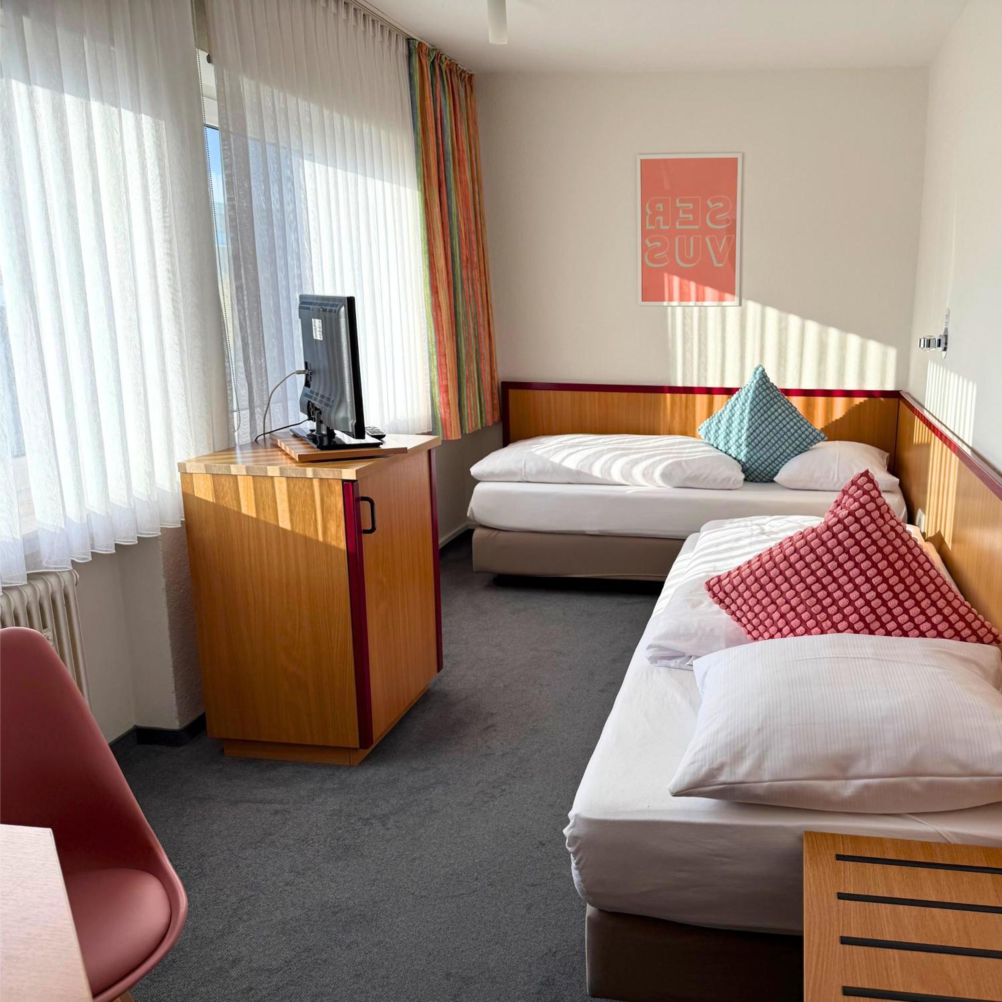 Colourful Hotel บีเลอเฟล์ด ภายนอก รูปภาพ