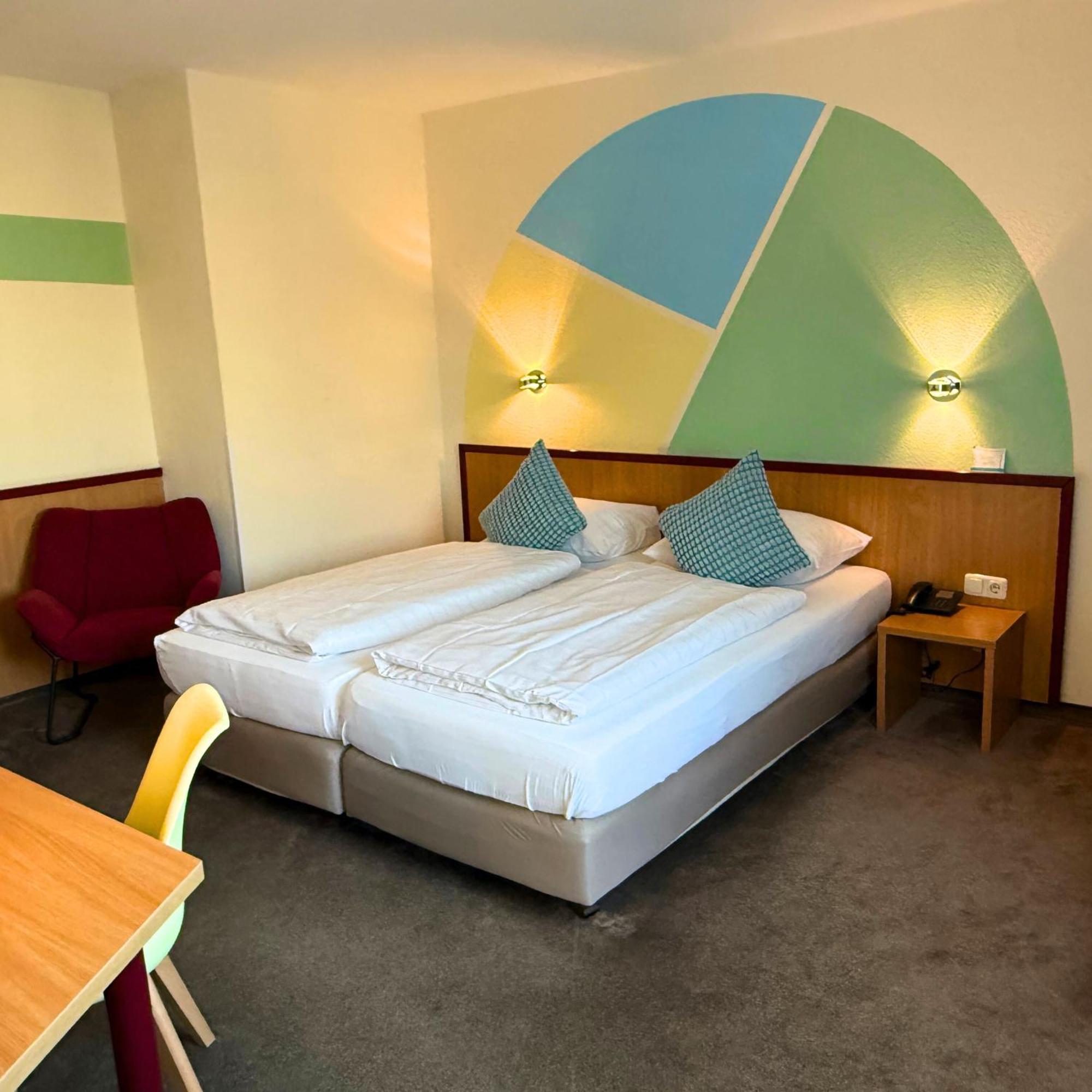 Colourful Hotel บีเลอเฟล์ด ภายนอก รูปภาพ